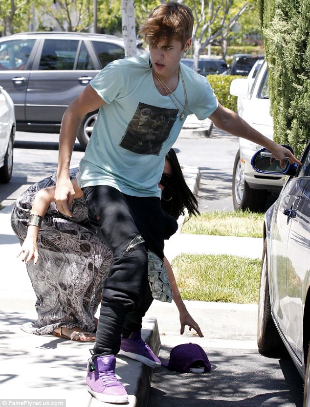 Justin Bieber Loses His Cool On a Photographer – Someone Gets Roughed Up, but Who?