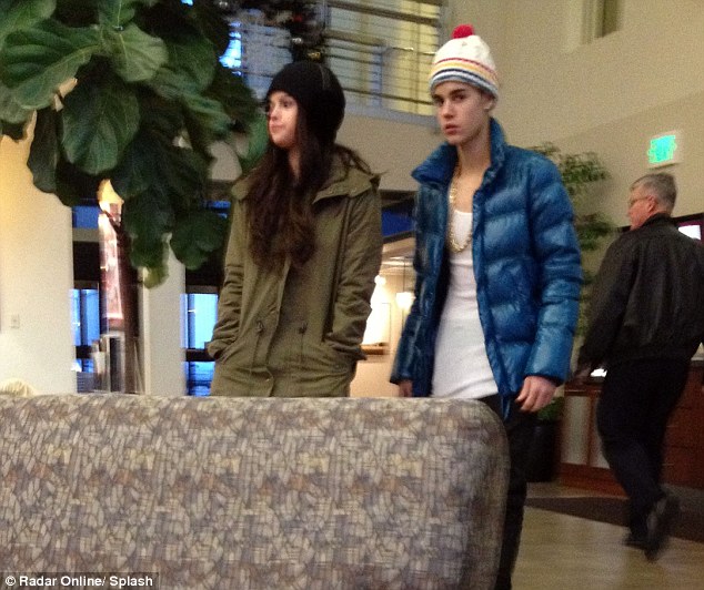 Justin Bieber And Selena Gomez Are Officially Back. Photos of them Kissing at the Airport