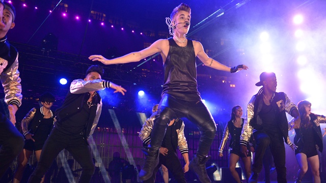 Are Beliebers Finally Tired of Justin?  The Pop Icon Gets Booed For Showing up Almost 2 hours late.