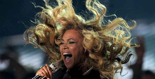 Another Fan Touches Beyonce During Concert (VIDEO)
