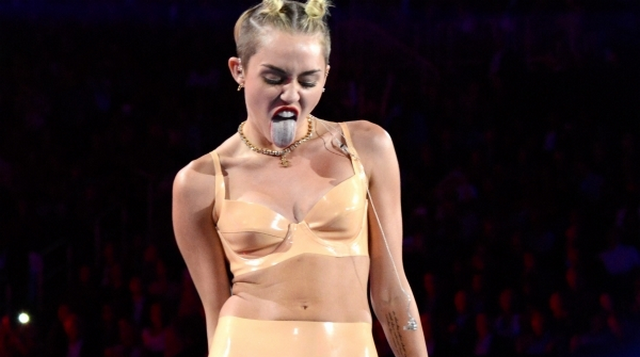 What’s Wrong With This Photo Of Miley Cyrus?