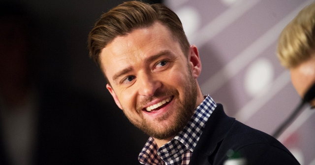Justin Timberlake Pulls A Beyonce By Photobombing Fans At Concert
