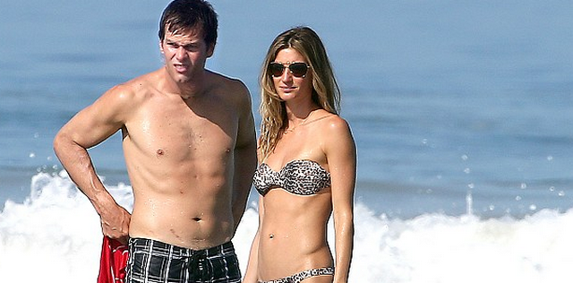 Tom Brady Grabs Gisele Bundchen’s Butt Cheeks While On Vacation (PHOTOS)