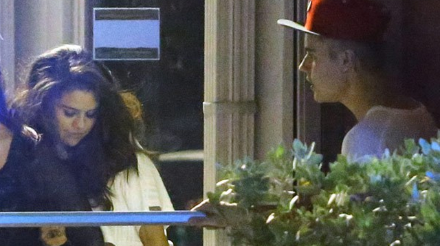 Selena Gomez Is Addicted To Justin Bieber, Friends Consider Holding An Intervention
