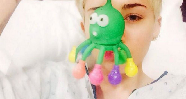 Miley Cyrus Talks To Ryan Seacrest About Her “Really Scary” Allergic Reaction