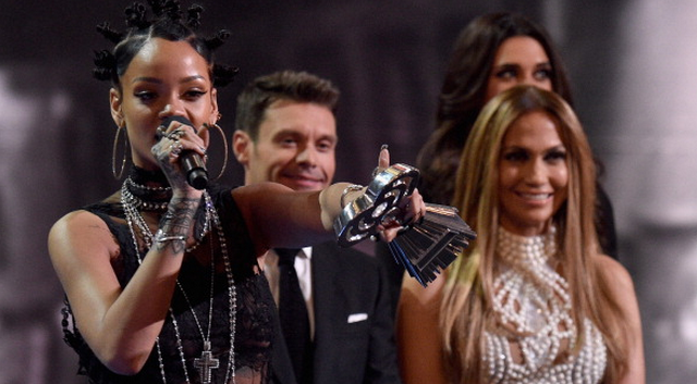 Jennifer Lopez And Rihanna Go Butt-to-Butt In Backstage Photo At The iHeartRadio Music Awards