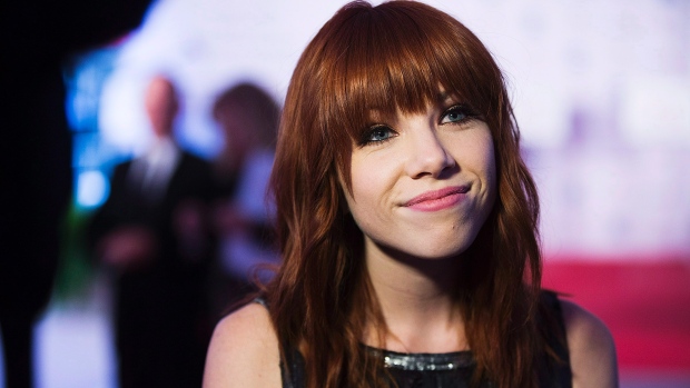 Carly Rae Jepsen Broke? The ‘Call Me Maybe’ Singer Spotted at a Pawn Shop.
