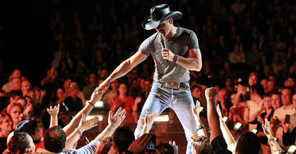 Tim-McGraw-Slaps-A-Woman-During-Concert-