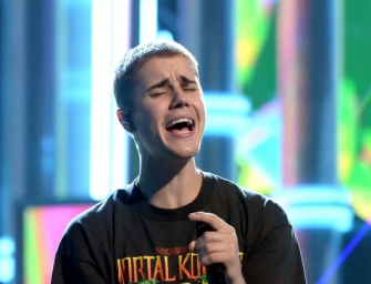 Justin Bieber Skips VMAs 2016, Makes A Surprise Performance At Local Karaoke Bar, Check Out The Video Inside To See Which Song He Performed!