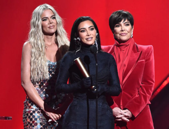 Sources Say Khloe Kardashian Was Distracted During The 2021 People’s Choice Awards