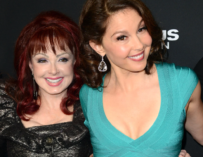 Ashley Judd Reveals “Grief and Trauma” After Finding Her Mother Naomi Moments After Her Death