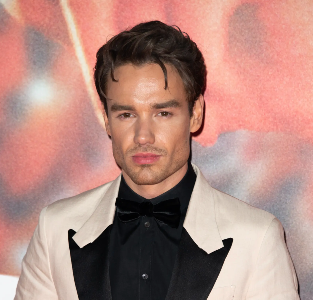 YIKES! ‘One Direction’ Star Shocks Fans With Ridiculously Chiseled Jaw, Cosmetic Surgeons Speculate On What He Had Done!