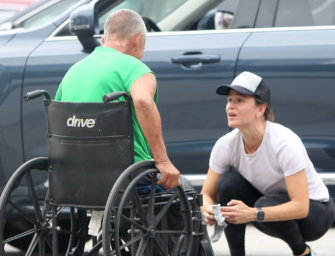 Jennifer Garner Tries To Give Barefoot Homeless Man The Shoes And Socks Off Her Feet