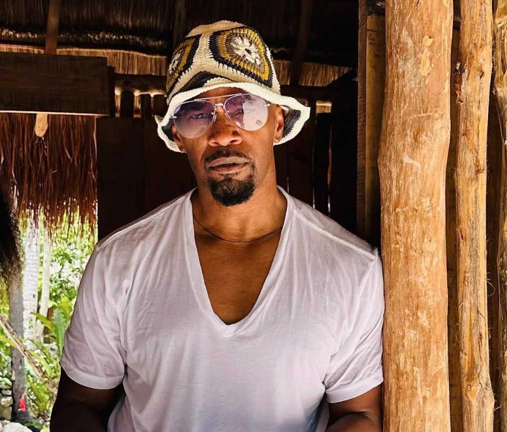 Jamie Foxx Looks Happy And Healthy While On Vacation In Mexico With Girlfriend